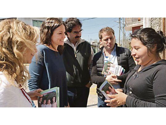 Timbreo. Carolina Stanley y Leonardo Sarquis salieron a timbrear San Fernando junto a Alex Campbell. Macri mandó a los ministros a la calle.
