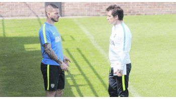 Charla. Darío Benedetto y Guillermo Barros Schelotto cambian opiniones sobre el partido de mañana ante Rosario Central.