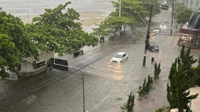 Alerta roja y naranja en el sur de Brasil por el fuerte temporal.