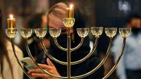 Esta festividad recuerda la victoria de los macabeos sobre los sirios y la dedicación del segundo templo de Jerusalén cerca de 165a.C. También rememora el milagro del candelabro, que ardió durante ocho días con una mínima cantidad de aceite, por eso esta celebración dura ocho días.