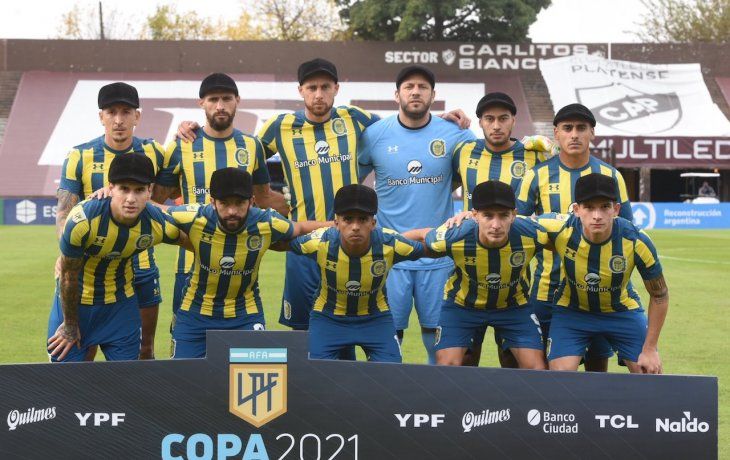 Los jugadores de Central salieron con una boina en homenaje a Griguol.