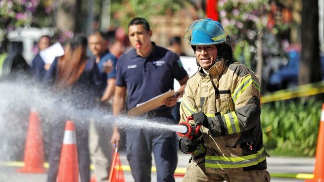 Se celebra el Día del Bombero en México.