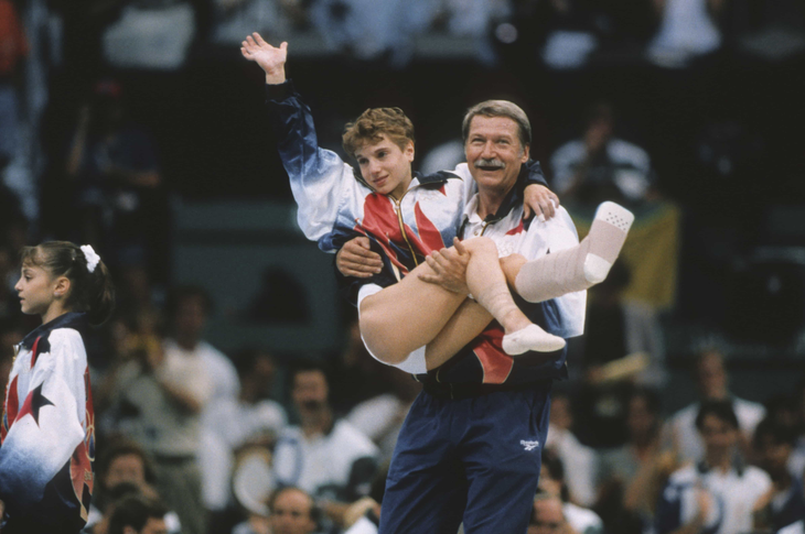 Kerri Strug y y su entrenador Bela Karolyi.