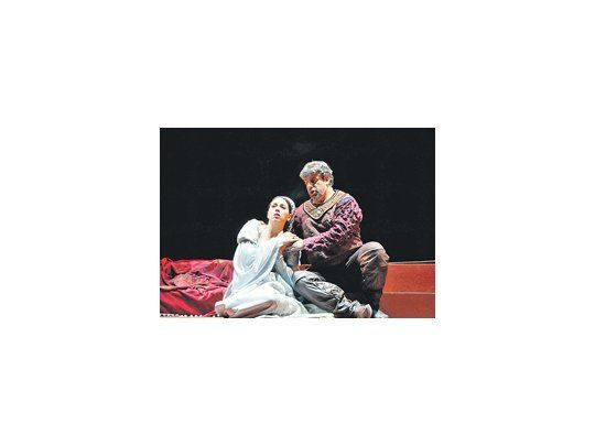 Darío Sayegh se alternará en el papel de «Manrico» con Fermín Prieto, y la soprano chilena Macarena Valenzuela hará lo propio con Sabrina Sirera en el de «Leonora».