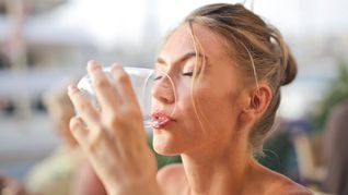 Método casero para eliminar microplásticos del agua: ¿Hervir y filtrar es la solución?