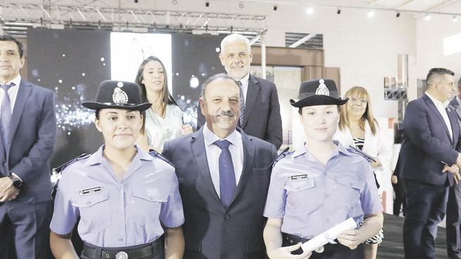 límites. En materia política, uno de los puntos más relevantes en el proyecto de reforma constitucional que presentó Quintela es el fin de las reelecciones indefinidas para los diputados provinciales.