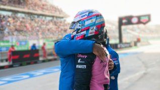 El abrazo entre Briatore y Colapinto tras el séptimo puesto logrado por el argentino El abrazo entre Briatore y Colapinto tras el séptimo puesto logrado por el argentino