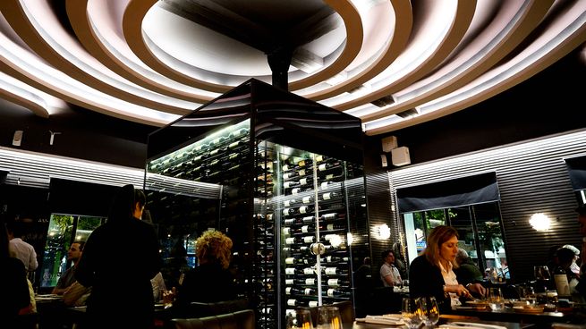La parrilla de Belgrano que redefine la cocina porteña con carnes maduradas y una cava federal de excepción.