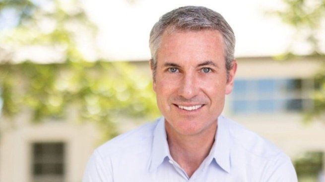 Andy Byron, CEO de la firma tecnológica Astronomer, fue atrapado siéndoles infiel a su esposa con una compañera de trabajo en pleno show de Coldplay.
