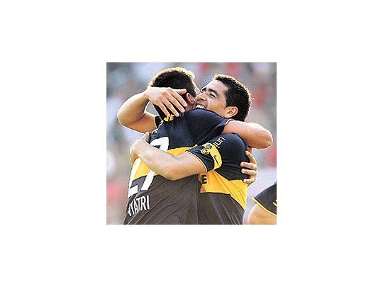Viatri festeja su gol, el tercero de su equipo, con Riquelme.Boca ganó en Rosario y quedó a 2 puntos de San Lorenzo.