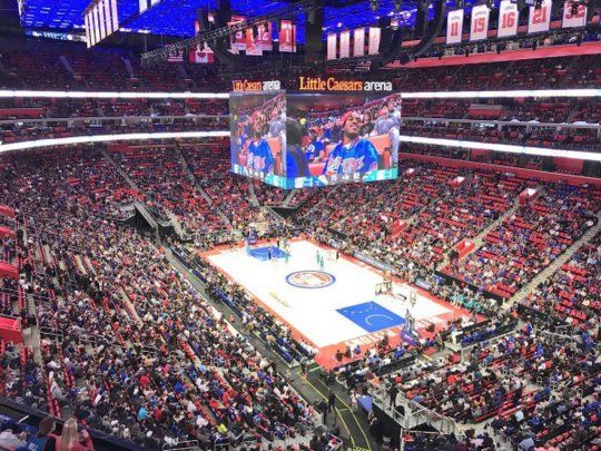 El&nbsp; Little Caesars Arena, en donde un abono para la temporada en un asiento en la novena fila de la cancha central cuesta alrededor de 10.000 d&oacute;lares.