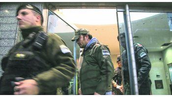 ámbito.com | Allanado. Personal de Gendarmería llevó a cabo el allanamiento que desplazó al canillita Plaíni de la conducción del gremio. El dirigente declaró haberse descompensado y abandonó el edificio recién por la noche.