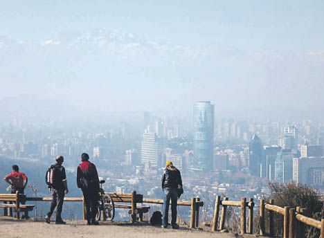 Santiago de Chile, visto desde el cerro San Cristóbal. Sólo dos horas de vuelo y precios accesibles motivan el viaje a la capital trasandina.