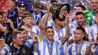 Ángel Di María levanta la Copa América durante la ceremonia consagratoria, en el Miami Stadium. Fideo criticó duramente los falsos rumores sobre los motivos de su ausencia en el homenaje de mañana, en Rosario.