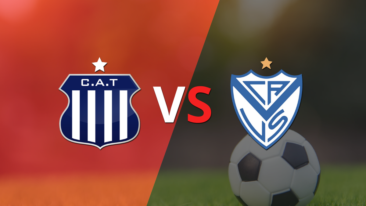 The first half ends with a 2-0 victory for Vélez vs. Talleres
