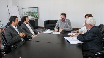 Sebastián Kind en la firma de Contrato con la Central Térmica Kuera Santo Tomé.