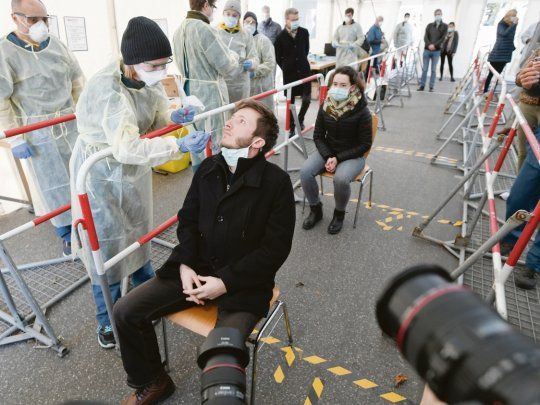 test. Un empleado m&eacute;dico presenta c&oacute;mo recolectar un frotis en un centro especial de pruebas de coronavirus para empleados del servicio p&uacute;blico como polic&iacute;as, enfermeras y bomberos en Munich.