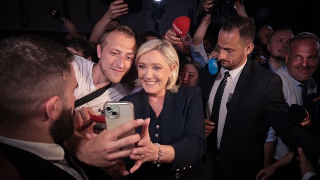 La líder de Agrupación Nacional, Marine Le Pen, tras la victoria de su partido en las elecciones legislativas de este domingo.&nbsp;