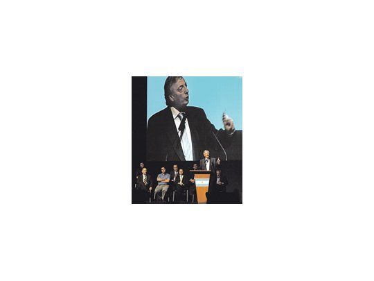 En diciembre, Néstor Kirchner usó el Teatro Argentino para un fallido relanzamiento de la Concertación Plural. Hoy vuelve para lanzarse como candidato del PJ.