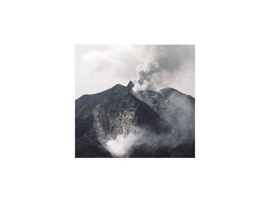 El volcán Sinabung, en la isla de Sumatra, Indonesia, sorprendió a las autoridades locales al entrar en erupción el sábado después de 4 siglos, por lo que 12 mil personas debieron ser evacuadas, dos murieron y dos resultaron heridas.