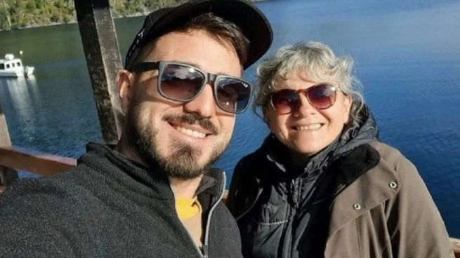 Ezequiel Vergara junto a su madre