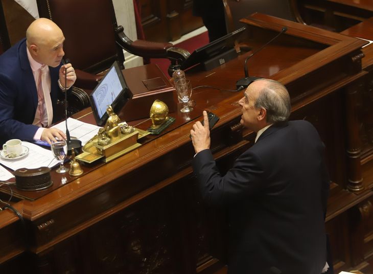 El jefe de Gabinete Guillermo Francos le indica, ofuscado por una pregunta de una legisladora peronista, al senador Bartolomé Abdala que se retira de su defensa de gestión. El jefe de Gabinete Guillermo Francos le indica, ofuscado por una pregunta de una legisladora peronista, al senador Bartolomé Abdala que se retira de su defensa de gestión.