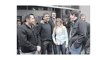 ámbito.com | Daniel Filmus, abrazado por Diego Kravetz -titular de la bancada porteña del kirchnerismo- juntoa María Laura Leguizamón, Juan Manuel Abal Medina (derecha) y el titular del SUTERH, VíctorSanta María (izq.), anfitrión de un plenario partidario
