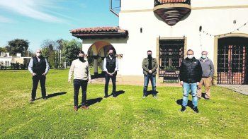 Mirada. Los intendentes opositores se reunieron ayer en San Miguel para analizar la situación por la pandemia.