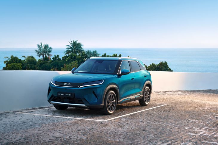 El BYD ATTO 2 DM-i ofrece una autonomía total combinada de hasta 1.100 kilómetros, con la posibilidad de circular hasta 110 km en modo 100 % eléctrico, ideal para desplazamientos urbanos sin consumo de combustible.