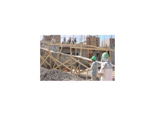 En el primer semestre, el empleo en la construcción se redujo sólo 1%