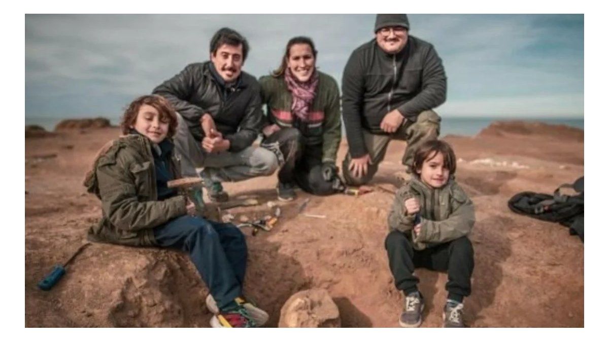 Sorprendente: un nene de 8 años encontró un fósil de 700 mil años de antigüedad en las playas de Santa Clara