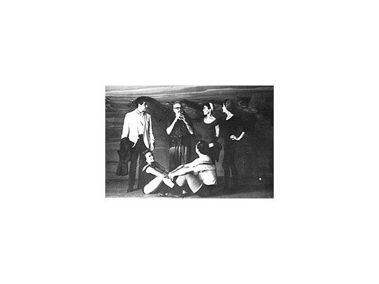 Raúl Soldi, rodeado de bailarines del Colón mientras pintaba la cúpulacuyo boceto original y detalles de sus personajes exhibe la muestra quecelebra los 40 años de su inauguración.