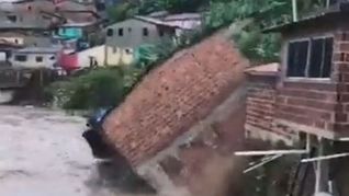 Fuertes lluvias en Brasil: el trágico momento en que una correntada de lodo engulle una casa