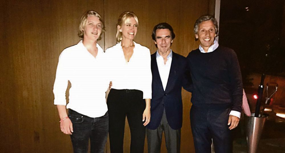 Recepción. José María Aznar el martes por la noche en lo de la familia Gravier-Mazza. Lo rodean el ascendente Balthazar, Valeria y Alejandro.