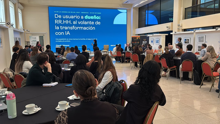 Claudia Vázquez advirtió sobre la brecha entre el uso individual de la IA y su incorporación a las organizaciones. “Si nadie es dueño, nadie gestiona, nadie tiene un KPI, nadie responde ante el negocio”, sostuvo al plantear la necesidad de definir responsables y objetivos para la implementación. Claudia Vázquez advirtió sobre la brecha entre el uso individual de la IA y su incorporación a las organizaciones. “Si nadie es dueño, nadie gestiona, nadie tiene un KPI, nadie responde ante el negocio”, sostuvo al plantear la necesidad de definir responsables y objetivos para la implementación.