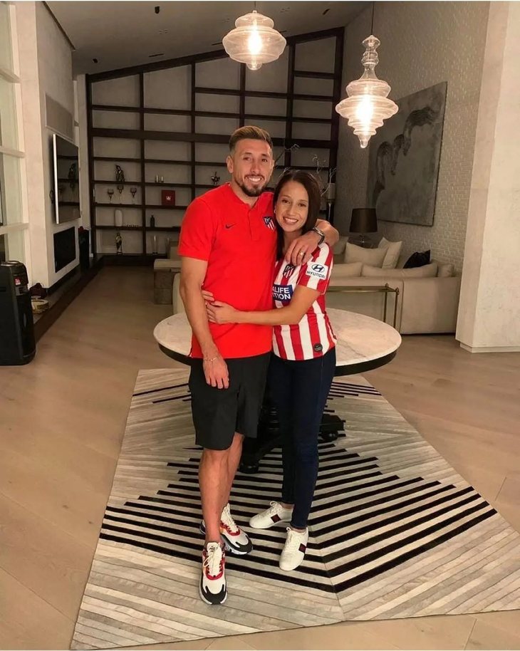 Los interiores de la residencia de Héctor Herrera en Houston destacan por sus acabados en tonos neutros, amplios ventanales que aprovechan la luz natural y un diseño arquitectónico de concepto abierto que une la estancia principal con las zonas de descanso. Los interiores de la residencia de Héctor Herrera en Houston destacan por sus acabados en tonos neutros, amplios ventanales que aprovechan la luz natural y un diseño arquitectónico de concepto abierto que une la estancia principal con las zonas de descanso.