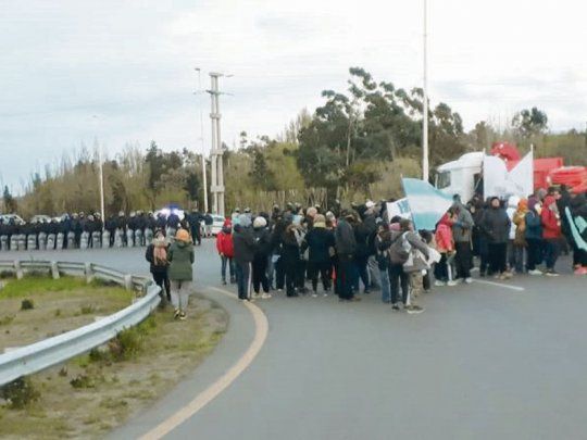 Freno. La Gendarmería y la Policía neutralizaron ayer un nuevo intento de los docentes de bloquear las rutas 3 y 26, en la zona sur de Comodoro Rivadavia.