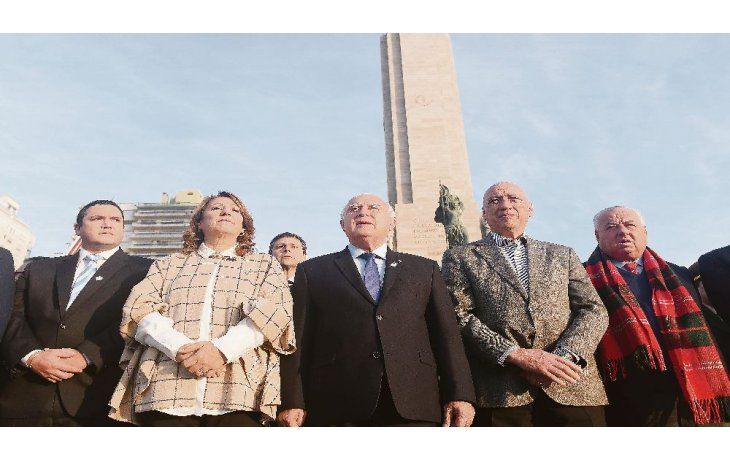 Representación. Ante la ausencia de Macri, el gobernador Miguel Lifschitz y la intendenta Mónica Fein encabezaron el acto por la fecha patria.