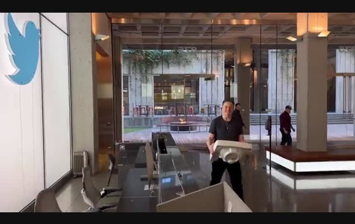 El momento en que Elon Musk ingresa a Twitter con un lavamanos.&nbsp;