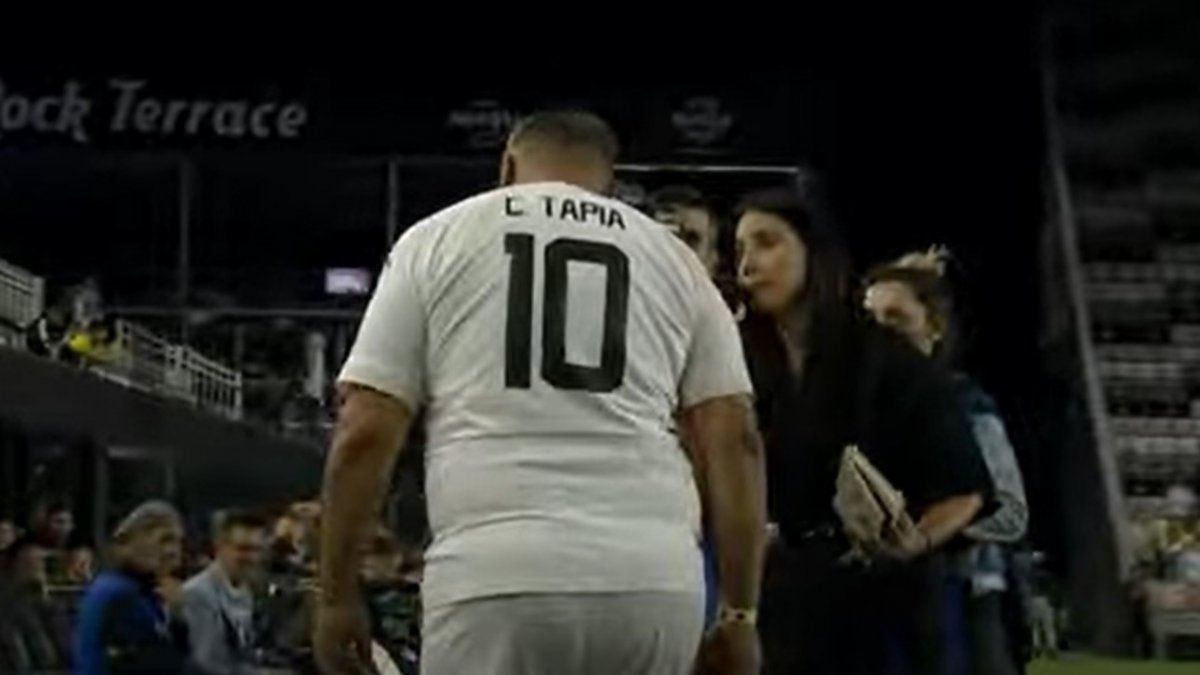 Chiqui Tapia played the Conmebol Legends Match and was injured