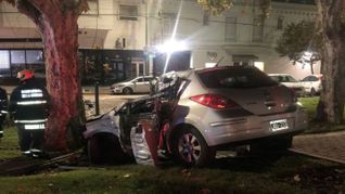 violento choque y vuelco: murio una mujer tras perder el control de su auto violento choque y vuelco: murio una mujer tras perder el control de su auto
