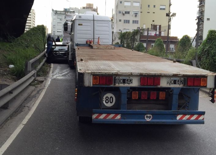 Se quedó sin frenos y casi provoca una tragedia (foto 2)