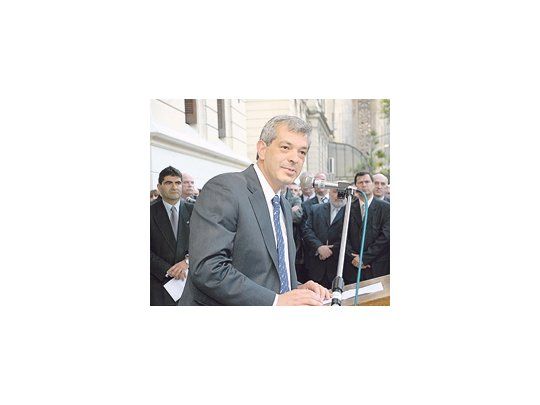 El ministro de Agricultura, Julián Domínguez, entregó $ 64,5 millones para la provincia de Buenos Aires, como parte del nuevo Plan Federal del Bicentenario de Ganados y Carnes.