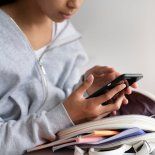 La provincia de Buenos Aires promulgó la Ley 15.534, que busca promover el uso responsable de pantallas y reducir la exposición temprana en las infancias. La provincia de Buenos Aires promulgó la Ley 15.534, que busca promover el uso responsable de pantallas y reducir la exposición temprana en las infancias.