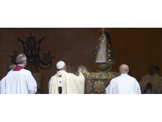 Francisco ante la virgen de Caacupé.