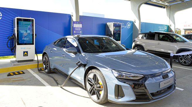 Ancap inauguró su primera estación de servicio para autos eléctricos.