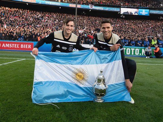 Tagliafico y Magallán celebraron la Copa de Holanda con la bandera argentina.