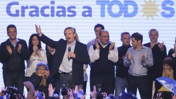 El precandidato a presidente por el Frente de Todos, Alberto Fernandez, al dar un mensaje a sus simpatizantes en el bunker partidario luego de  conocerse los resultados de las PASO.