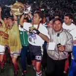 Tras vencer a Brasil, la selección mexicana de futbol se alza con la Copa de Oro de la Concacaf en 1996. Tras vencer a Brasil, la selección mexicana de futbol se alza con la Copa de Oro de la Concacaf en 1996.