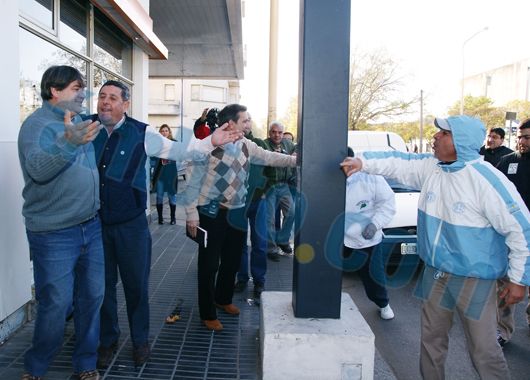 Alfredo De Angeli fue increpado en la calle antes de ingresar a un hotel.